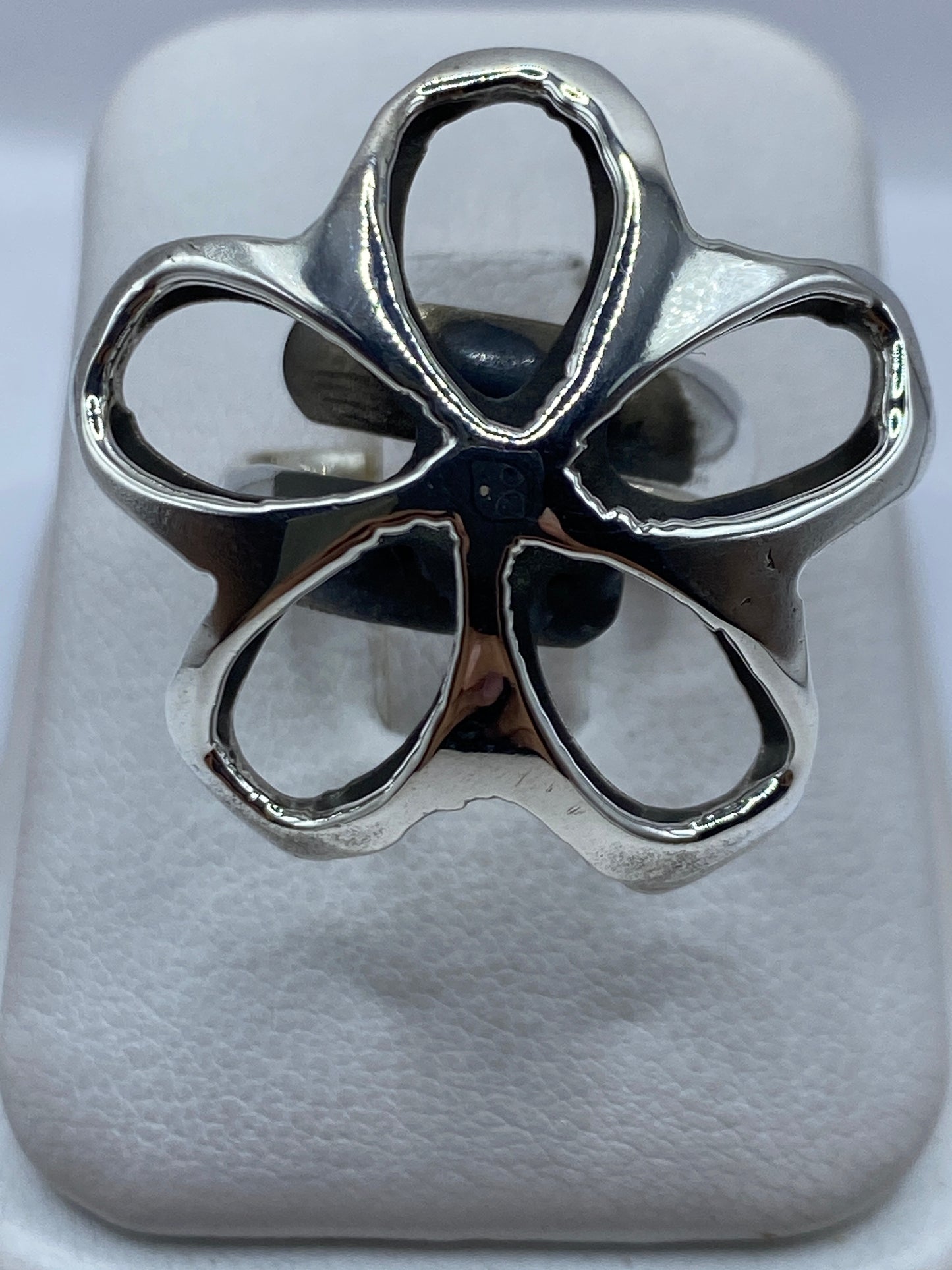 Anillo floral de plata .925 ajustable con cinco pétalos escultóricos, vista superior