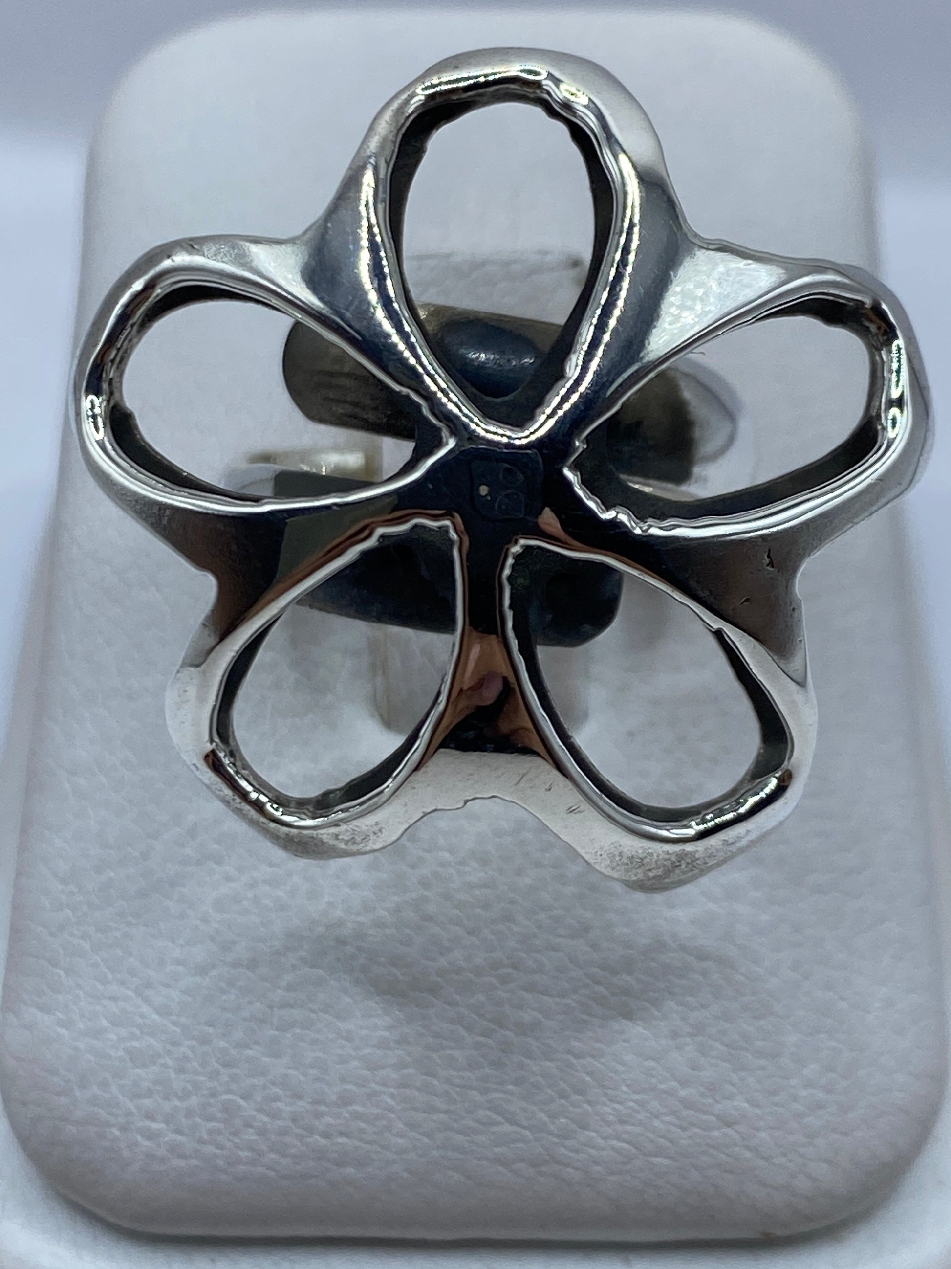 Anillo floral de plata .925 ajustable con cinco pétalos escultóricos, vista superior