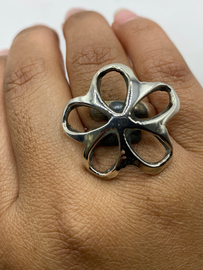 Anillo floral sobre balanza mostrando peso de 9.5 gramos, sello .925 MEXICO visible