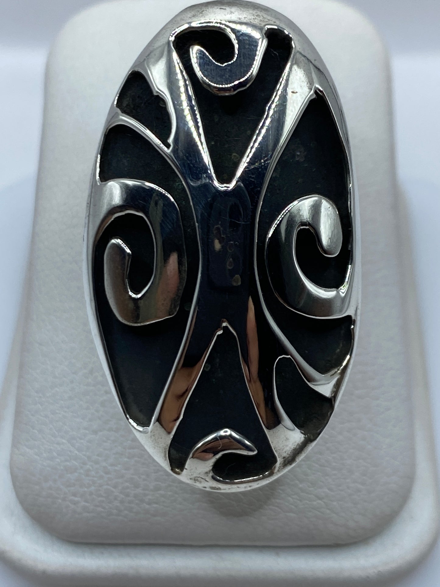 Anillo de plata ajustable con diseño espiral étnico visto de frente