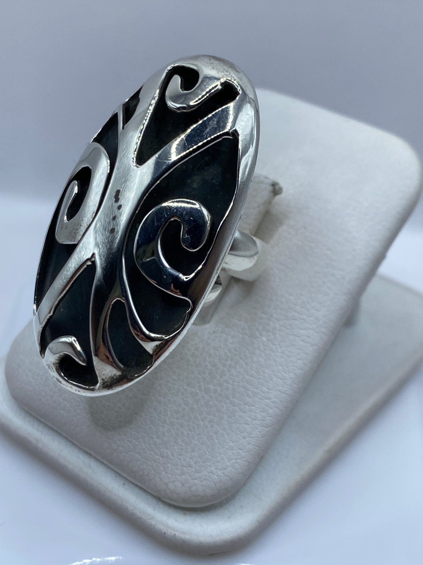 Vista lateral del anillo espiral en plata .925 mostrando el mecanismo de ajuste