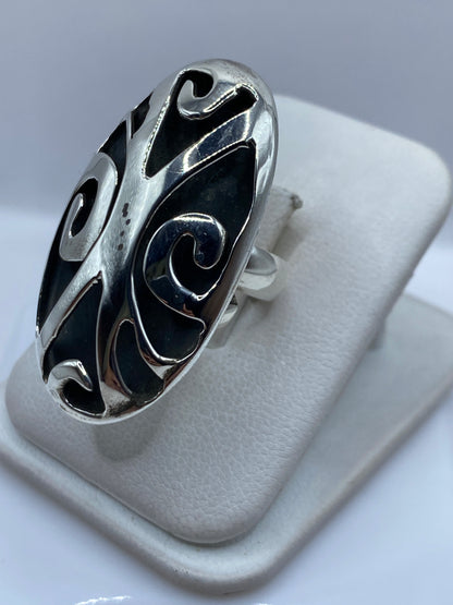 Vista lateral del anillo espiral en plata .925 mostrando el mecanismo de ajuste