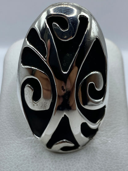 Anillo espiral etnográfico en la mano de una mujer, demostrando comodidad y ajuste