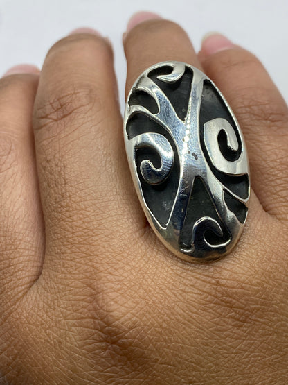 Detalle del sello .925 MEXICO en la banda del anillo ajustable