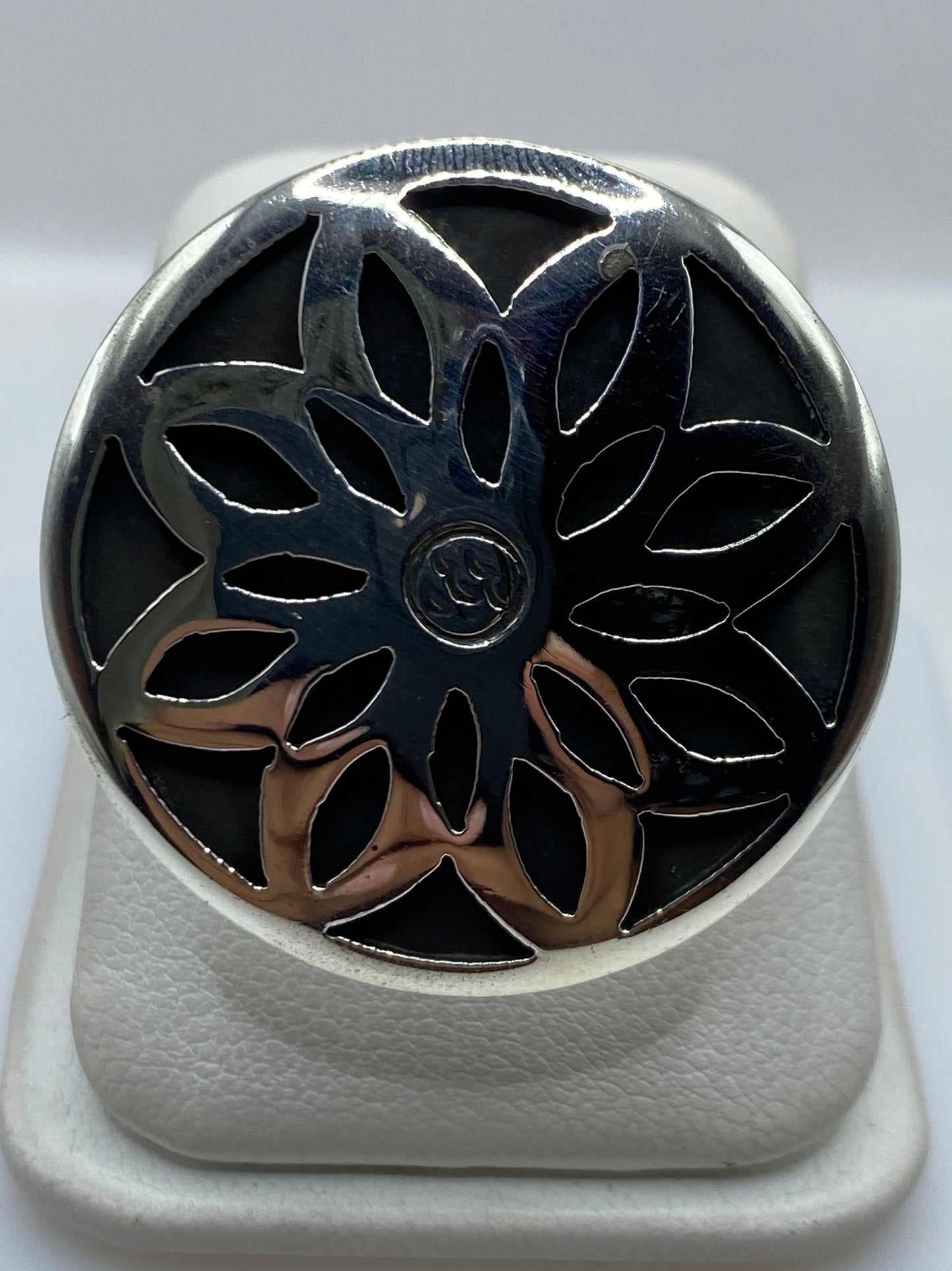 Anillo floral de plata .925 ajustable con pétalos calados en mano de mujer