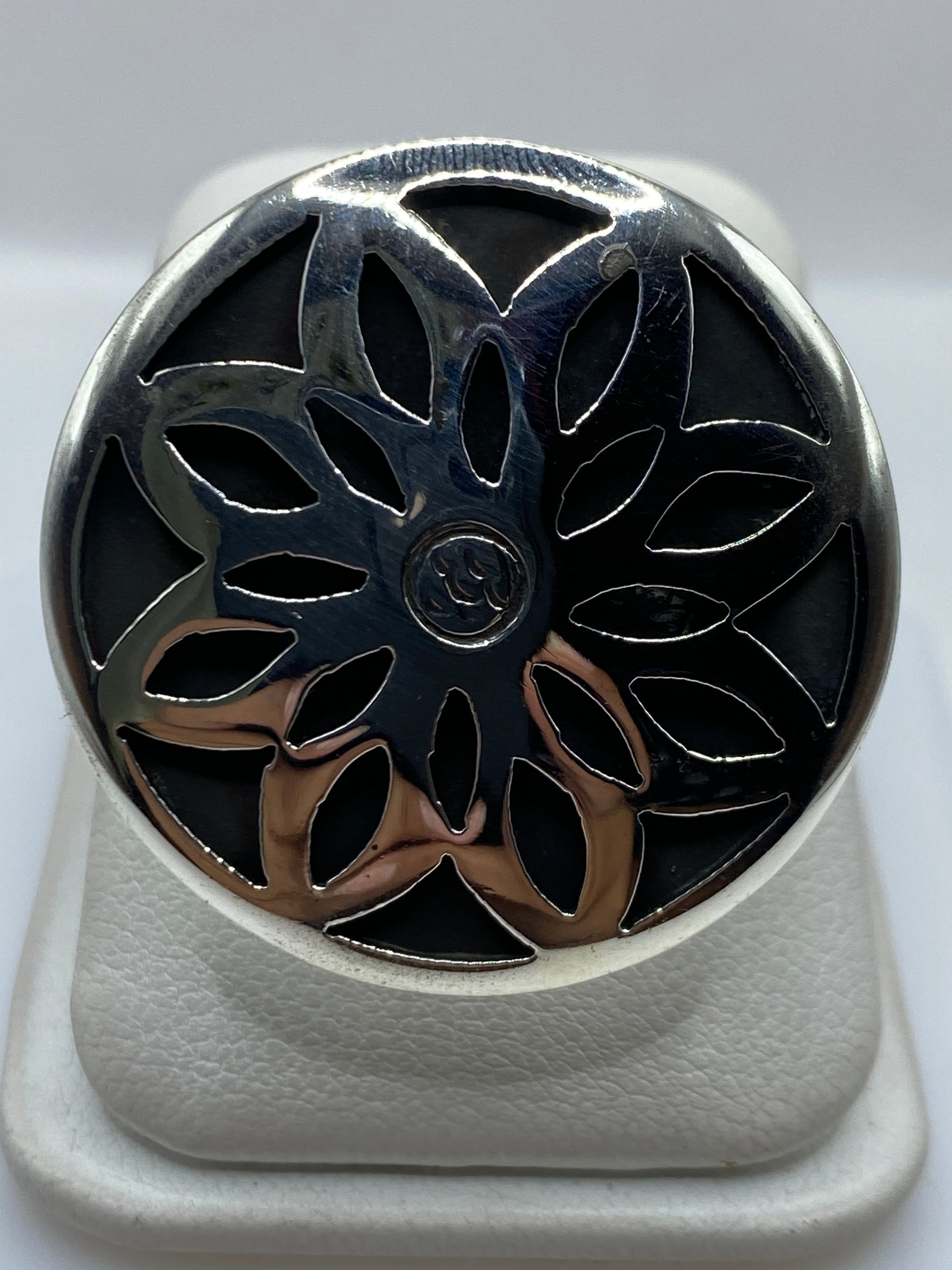 Anillo floral de plata .925 ajustable con pétalos calados en mano de mujer
