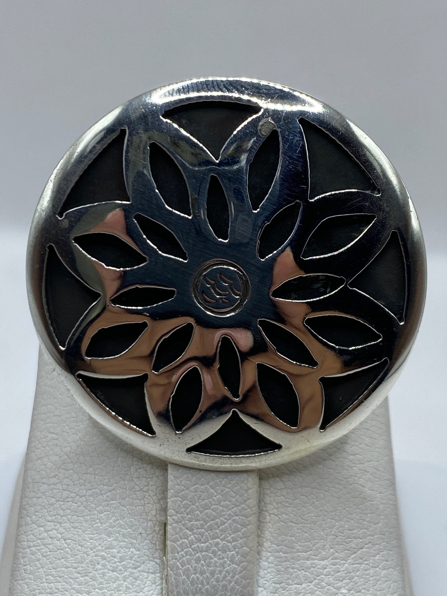 Detalle del calado floral del anillo mostrando la precisión del trabajo