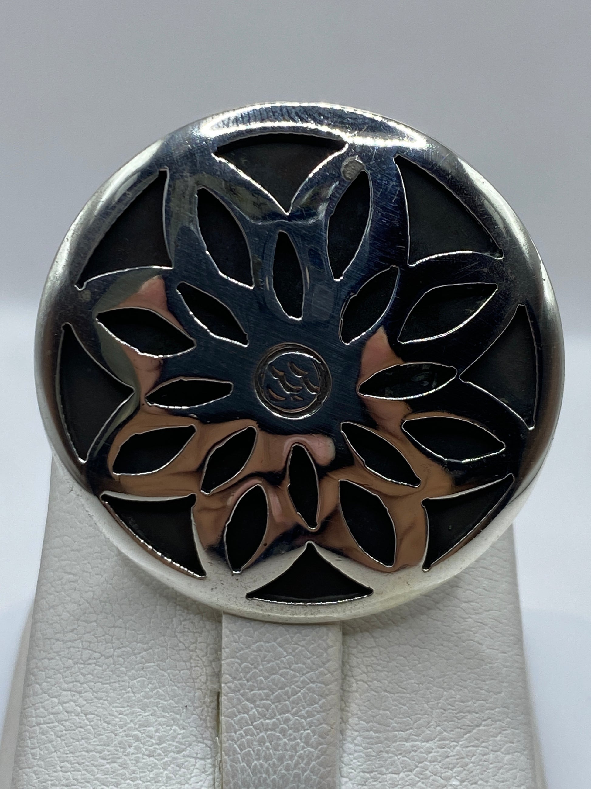 Detalle del calado floral del anillo mostrando la precisión del trabajo