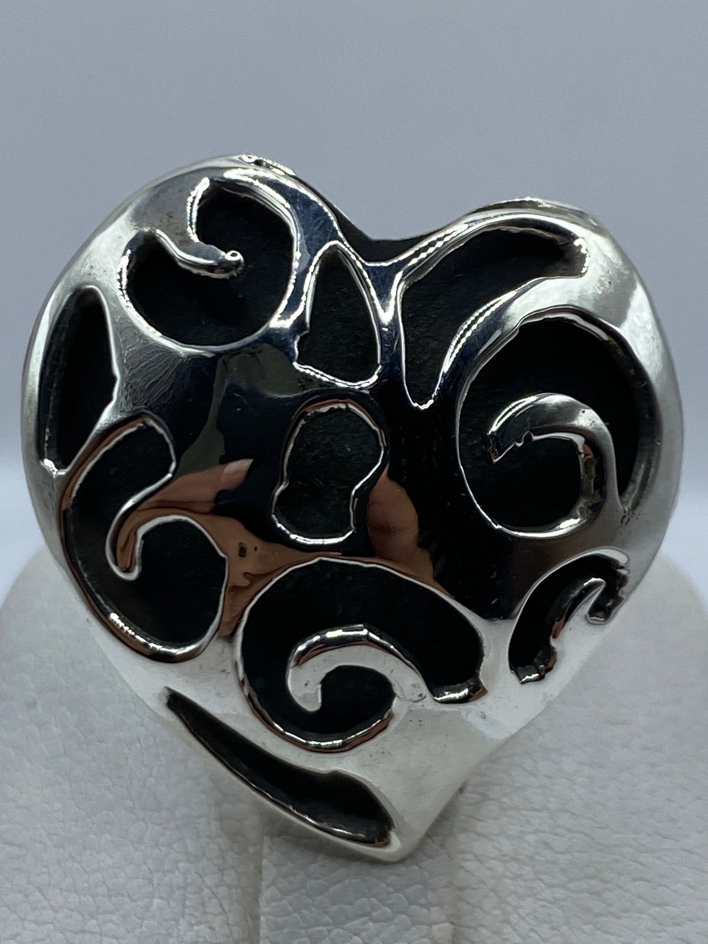 Anillo calado puesto en dedo mostrando adaptabilidad y brillo