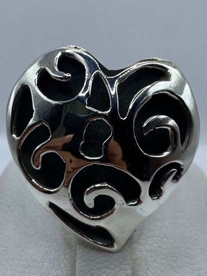 Anillo calado puesto en dedo mostrando adaptabilidad y brillo