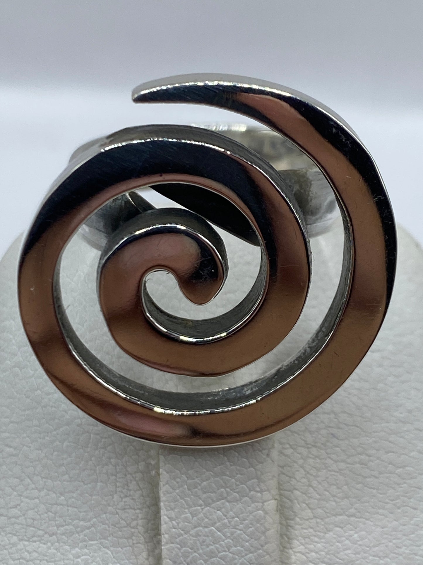 Detalle del acabado pulido y satinado del espiral en plata .925