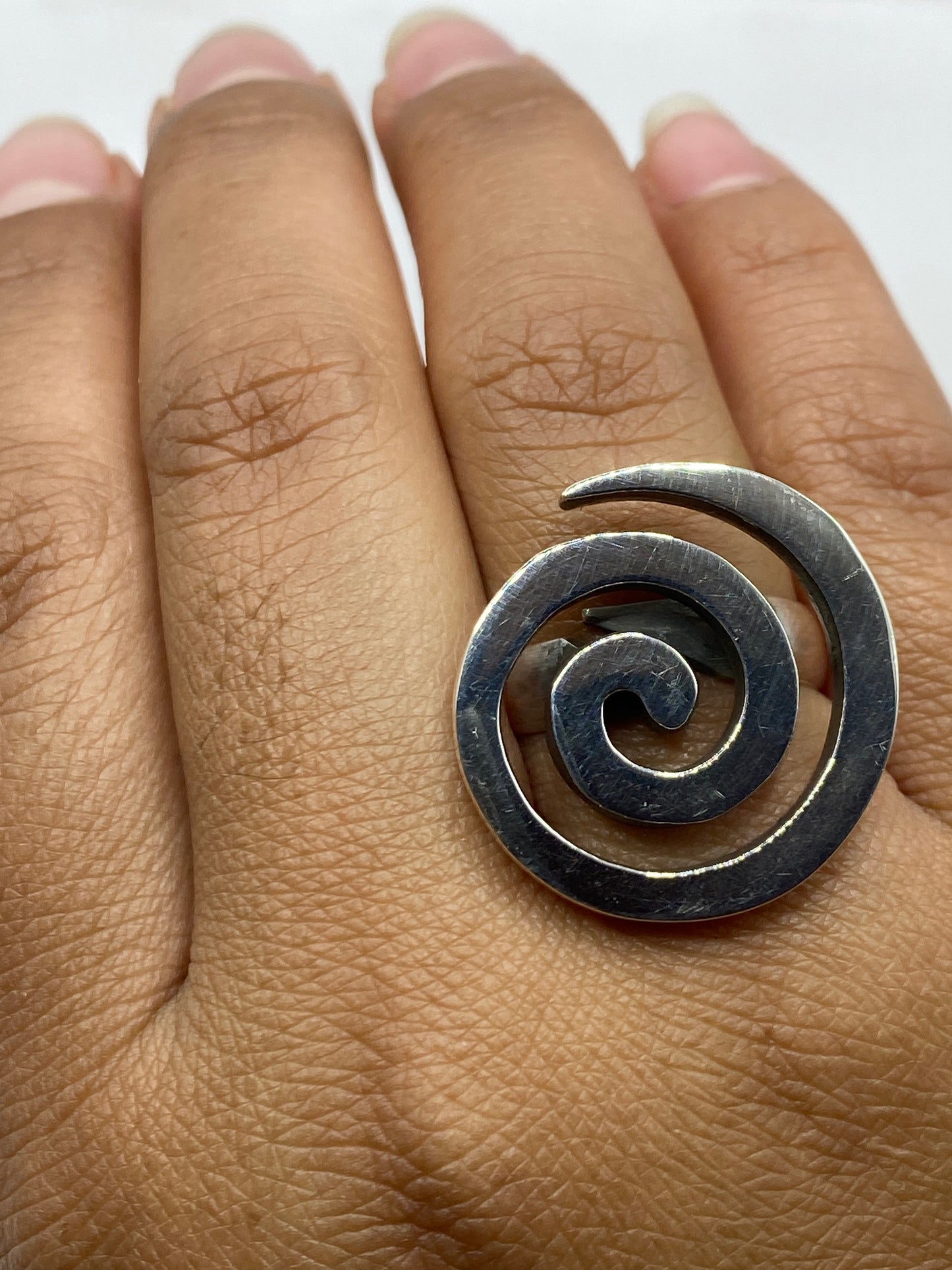 Anillo giratorio en balanza de precisión mostrando 8.5 gramos, con sello 925