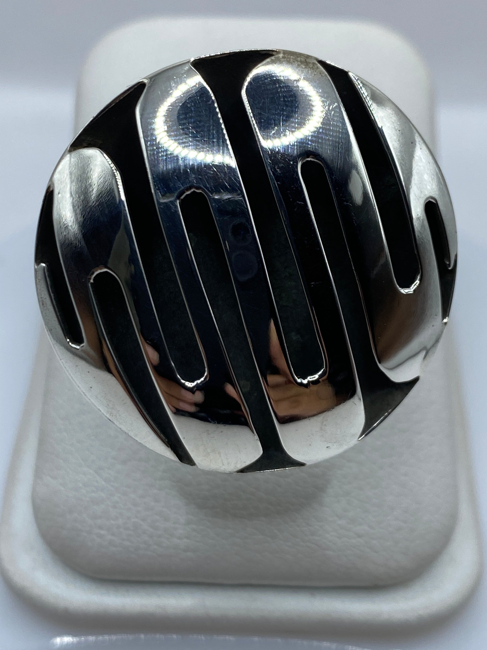 Anillo ajustable calado en plata .925 con diseño abierto, vista frontal sobre fondo blanco