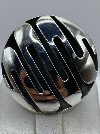 Anillo ajustable en mano femenina con las líneas caladas iluminadas