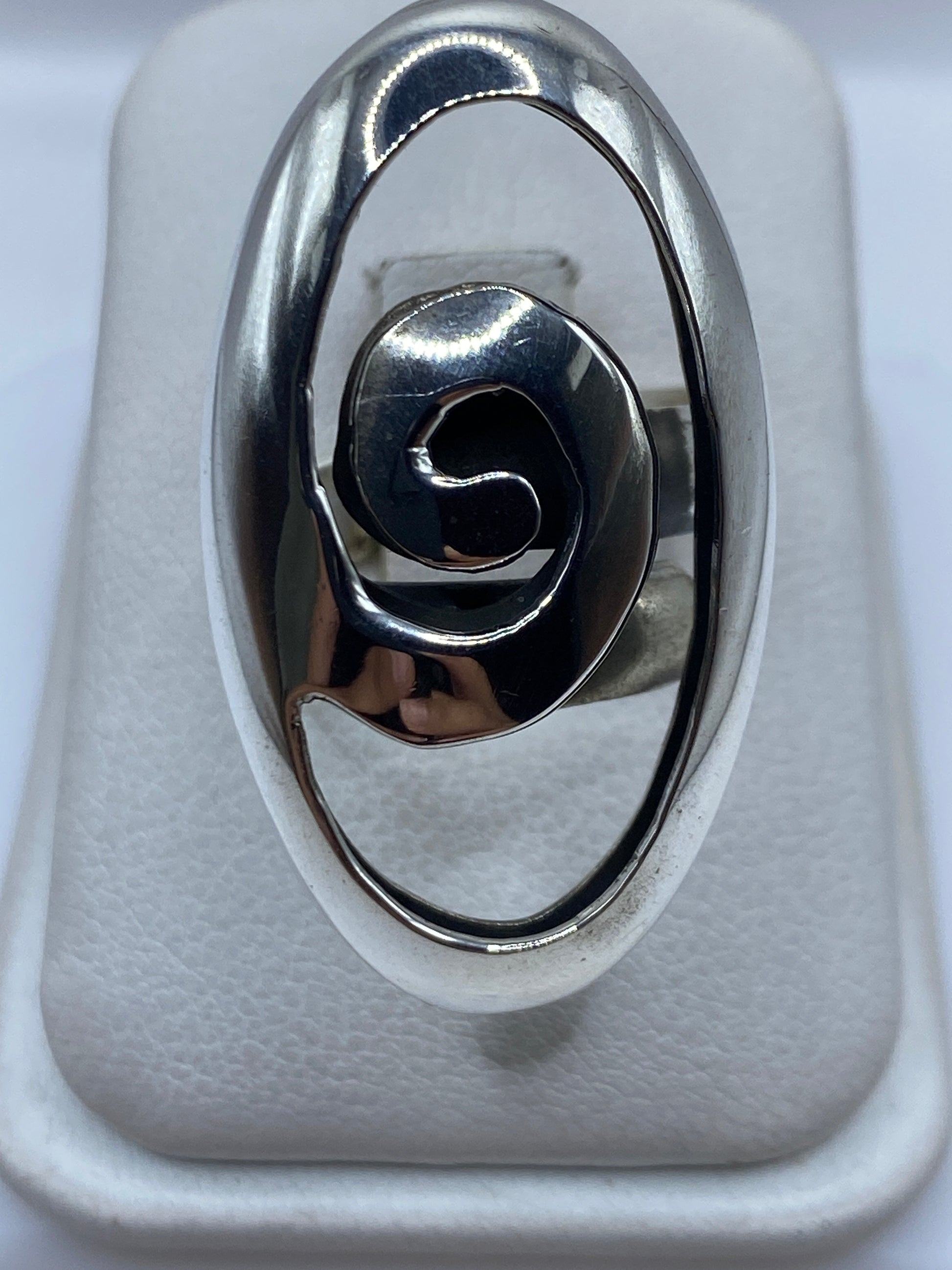 Anillo calado de plata .925 con diseño étnico geométrico, vista frontal