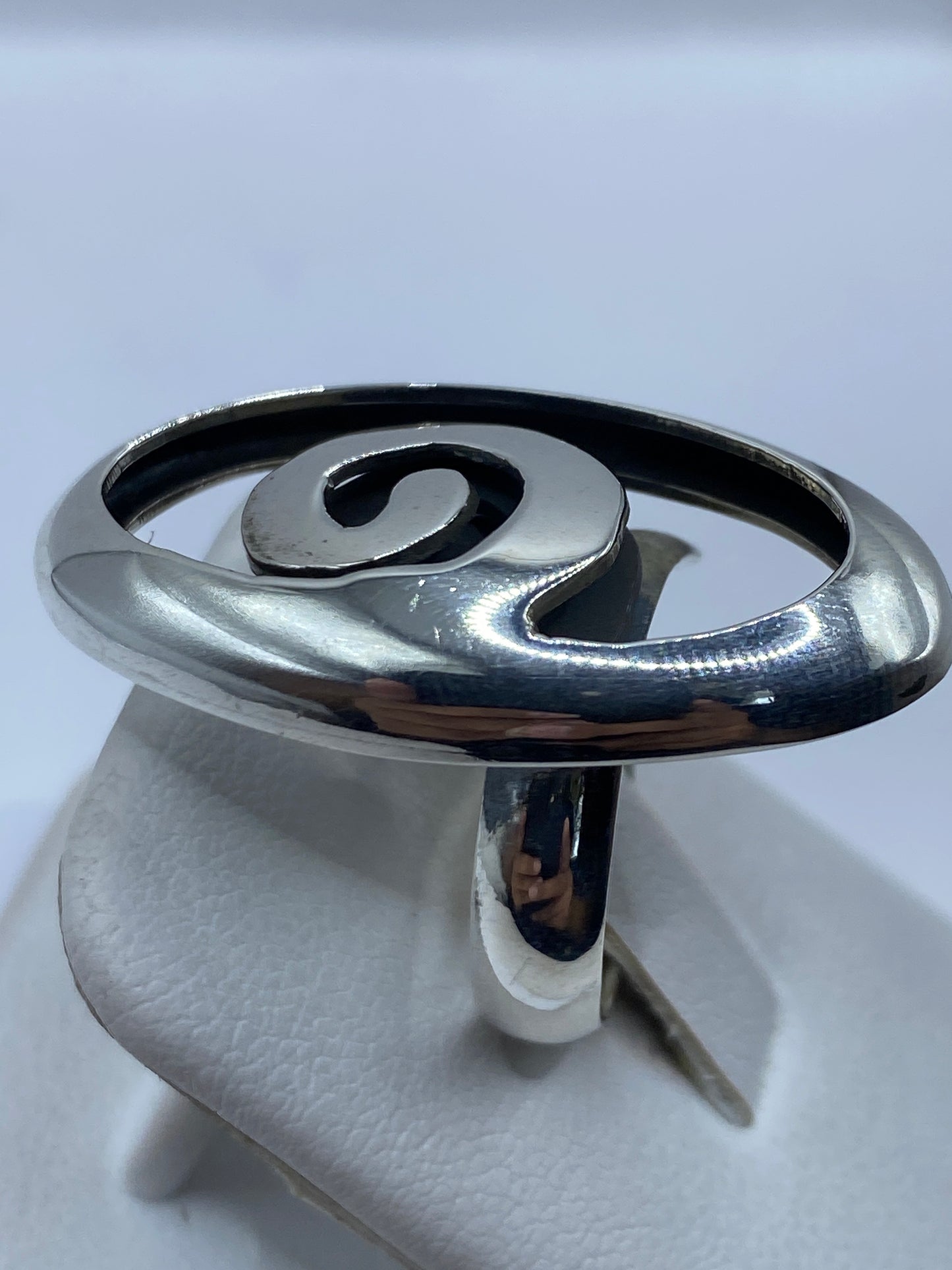 Anillo ajustable calado puesto en dedo, comodidad y elegancia