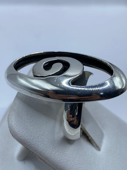 Anillo ajustable calado puesto en dedo, comodidad y elegancia