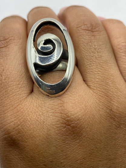 Anillo sobre fondo plata con sello 925 visible, peso 12.4 g