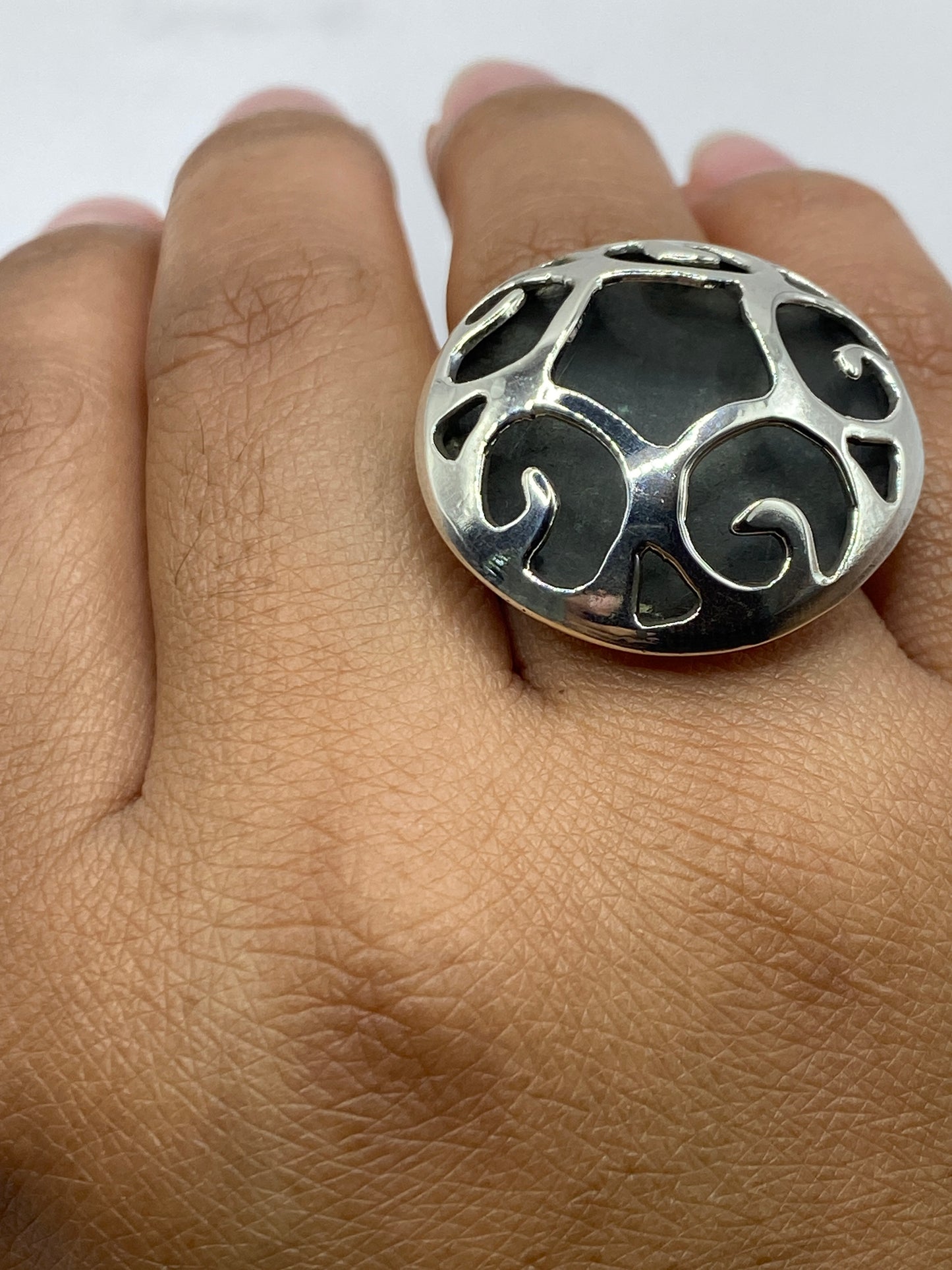 Anillo de plata sobre fondo neutro con sello 925 visible