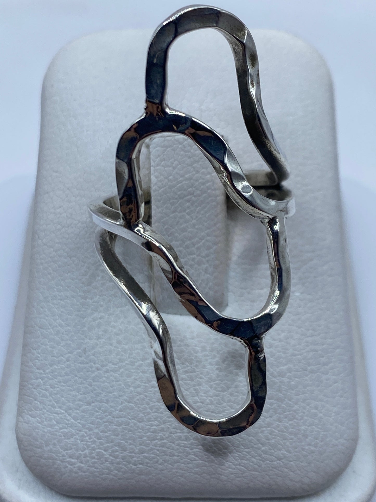 Anillo de plata en calado geométrico abierto, detalle del patrón entrelazado