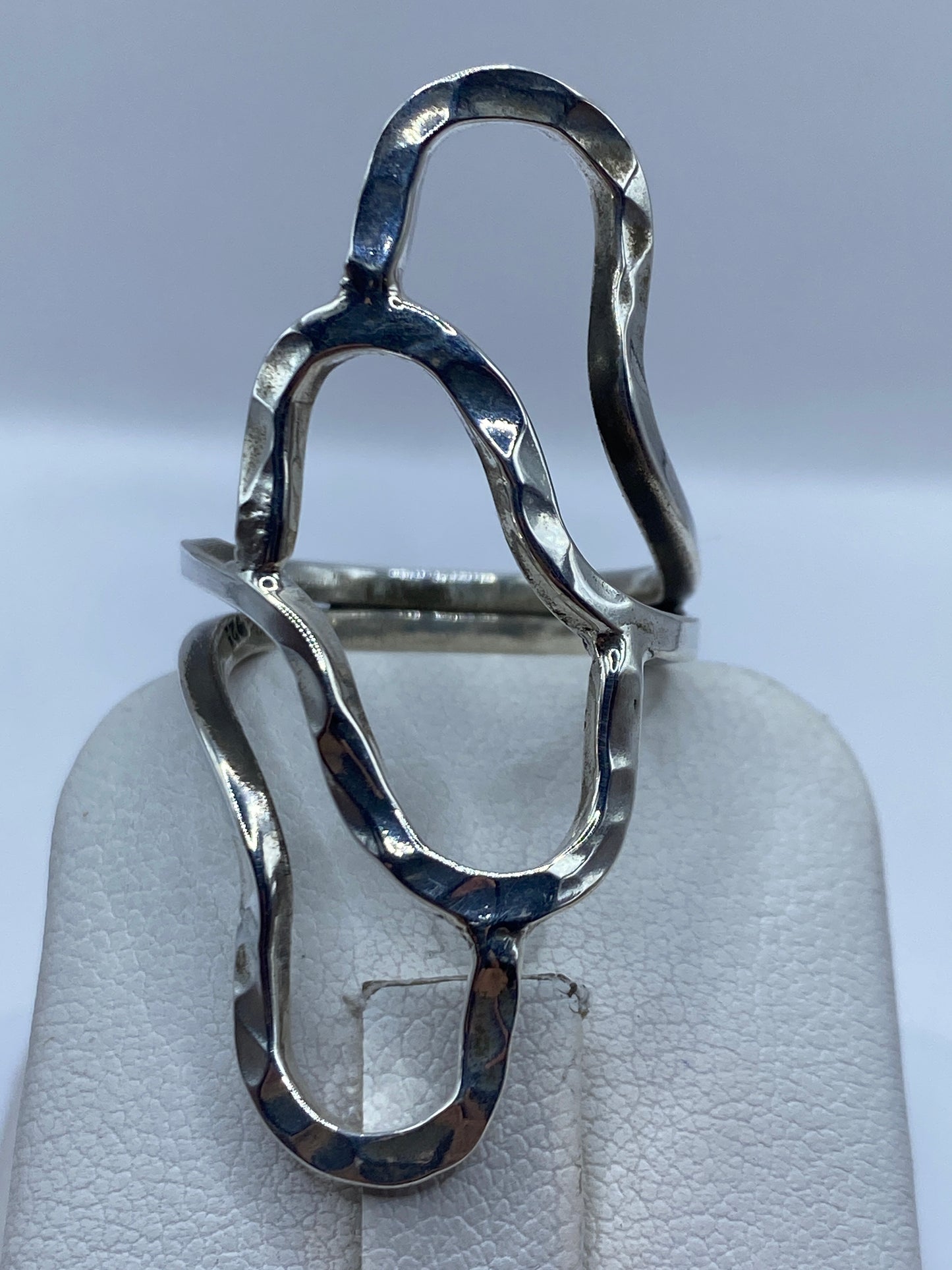 Anillo de plata .925 sobre dedo mostrando la precisión del corte