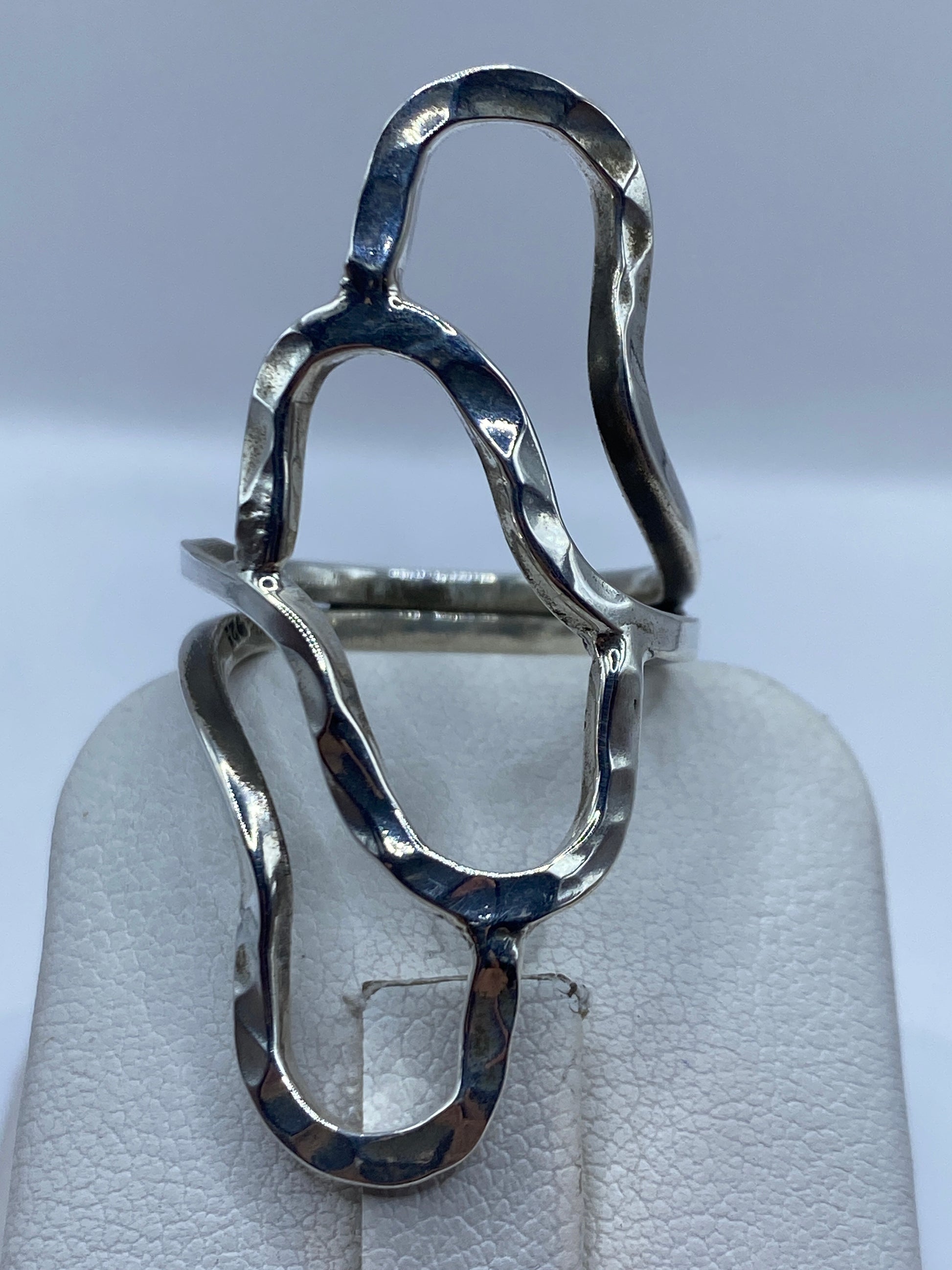 Anillo de plata .925 sobre dedo mostrando la precisión del corte