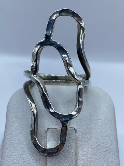 Anillo de plata .925 sobre dedo mostrando la precisión del corte