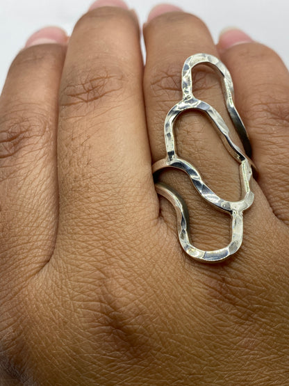 Anillo de calado en fondo blanco con sello .925 visible