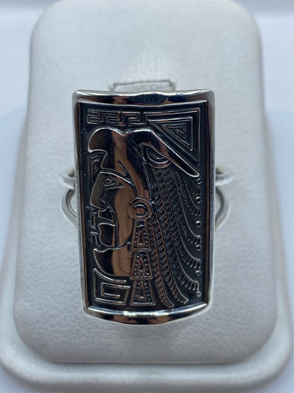 Anillo de plata .925 con grabado prehispánico en relieve, vista frontal