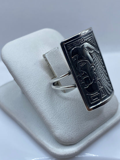 Anillo prehispánico de Taxco en la mano, mostrando el diseño geométrico