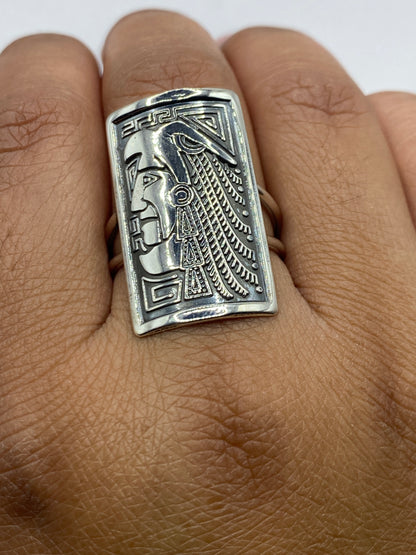 Anillo sobre fondo blanco exhibiendo el Quinto .925 y acabado pulido