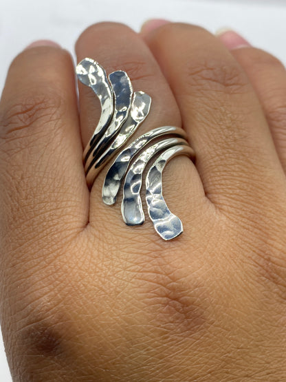 Anillo sobre fondo gris mostrando el acabado pulido y el Quinto .925