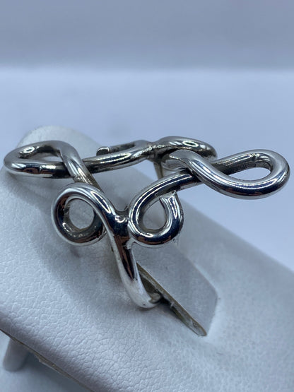 Anillo de calado de plata .925 sobre fondo blanco con el Quinto visible