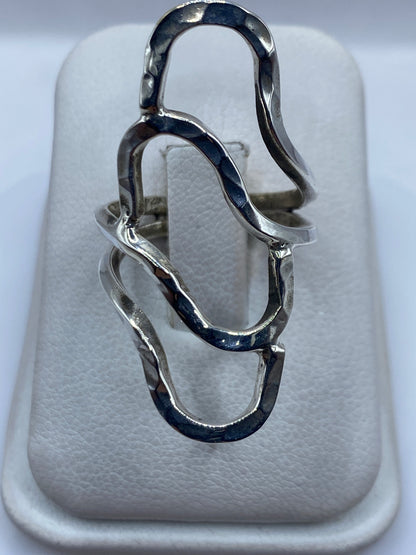 Anillo de plata en calado geométrico con volúmenes abiertos visto desde arriba