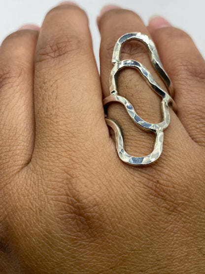 Anillo sobre dedo mostrando el brillo del pulido y los vacíos del calado