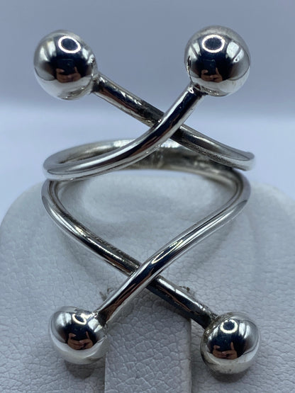 Detalle del pulido y las esferas de plata del anillo ajustable
