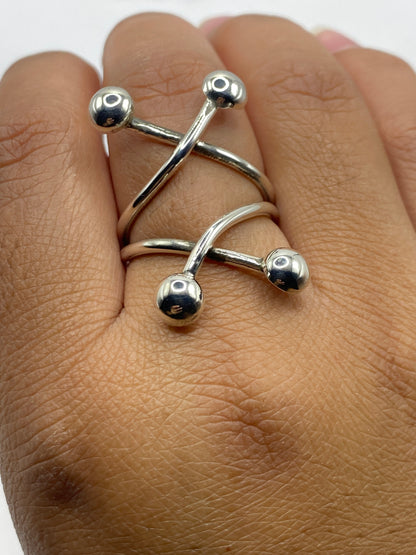 Anillo sobre báscula mostrando peso de 6.8 gramos y SKU 004304