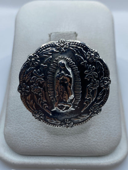 Anillo de plata .925 con relieve de Virgen de Guadalupe rodeada de flores, vista frontal