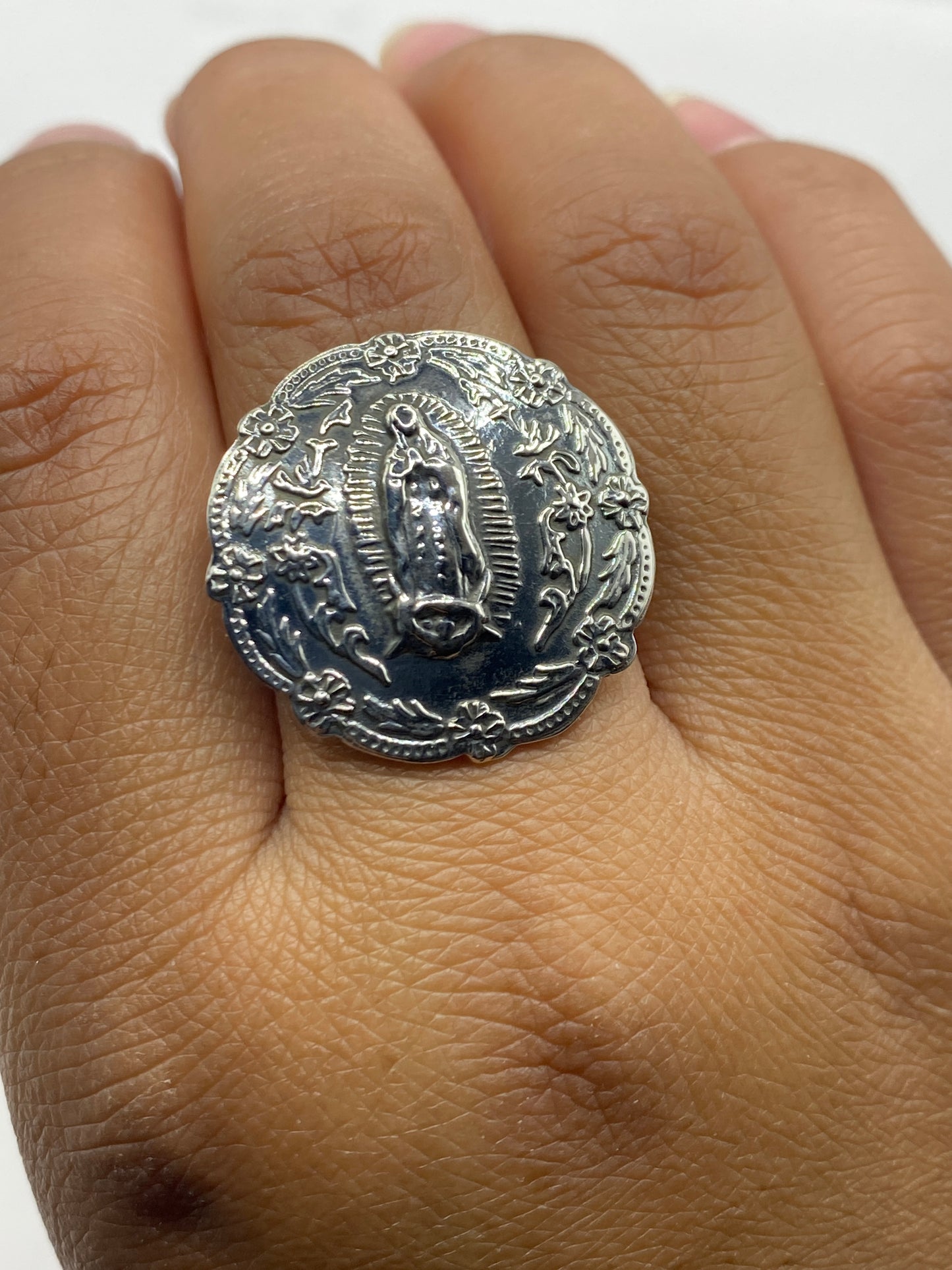 Anillo en mano sobre fondo blanco, visible el Quinto .925 en el interior