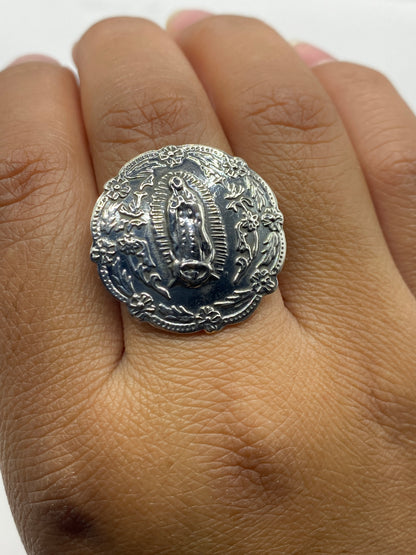 Anillo en mano sobre fondo blanco, visible el Quinto .925 en el interior