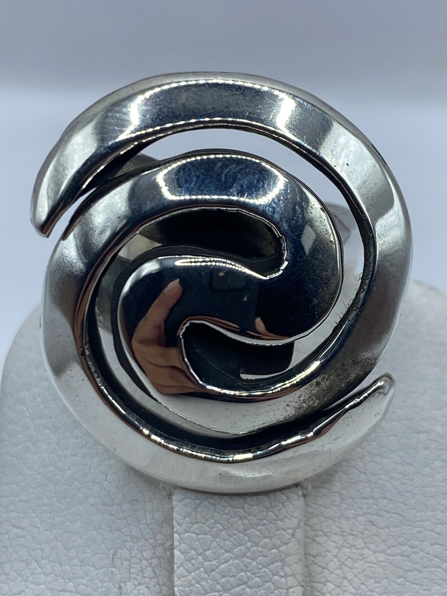 Detalle del ensamble de cartoneado — láminas de plata dobladas y articuladas