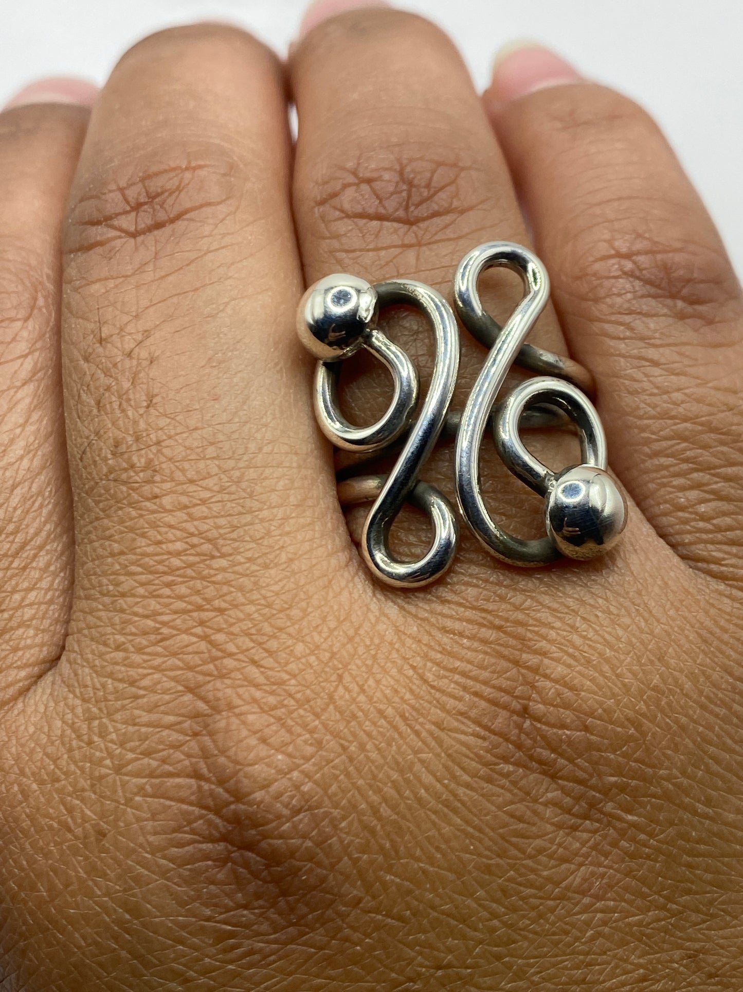 Anillo sobre fondo neutro mostrando el Quinto .925 y la precisión del corte