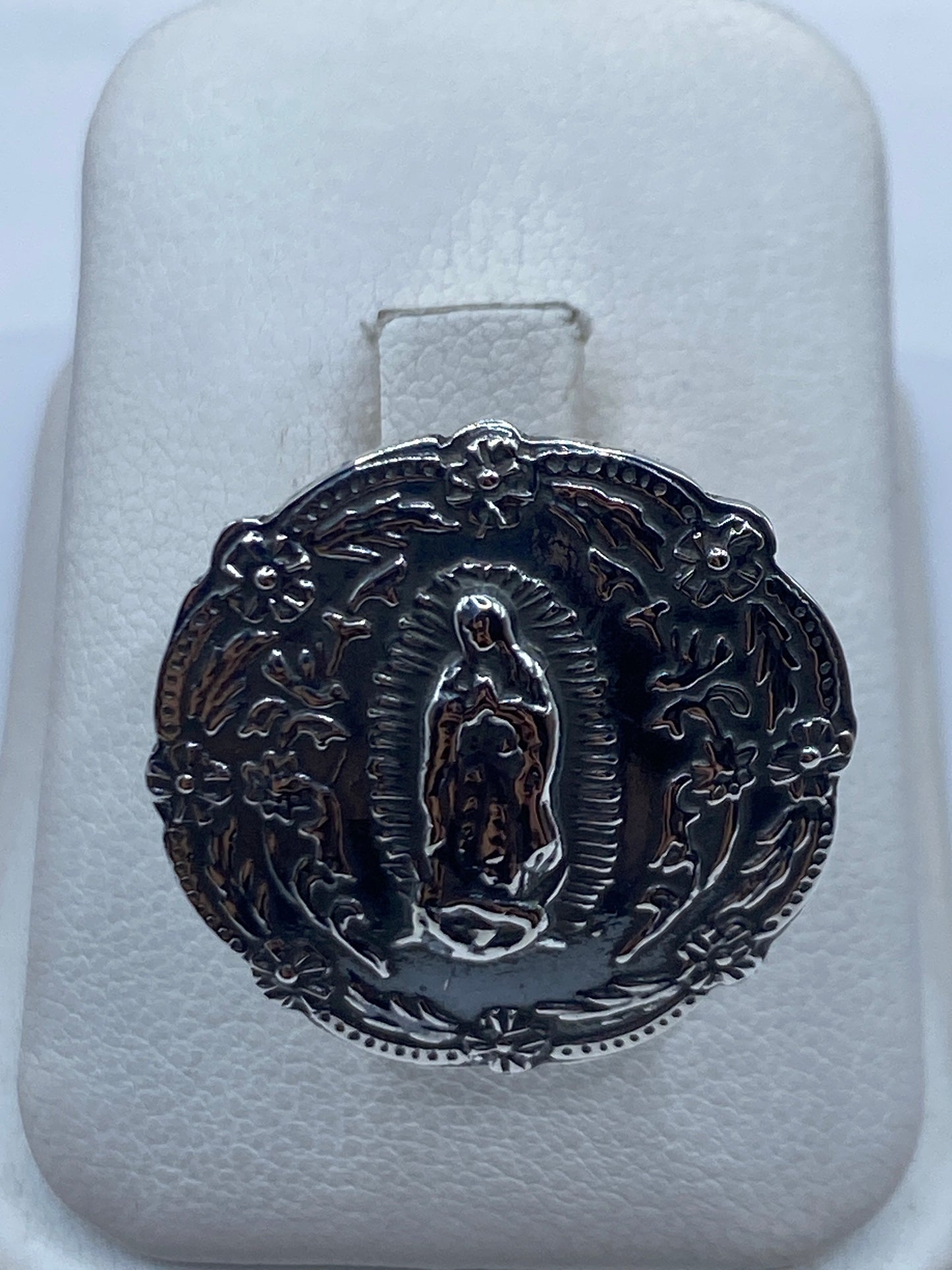 Anillo de plata .925 con Virgen de Guadalupe en relieve, rodeada de flores