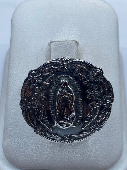 Anillo de plata .925 con Virgen de Guadalupe en relieve, rodeada de flores