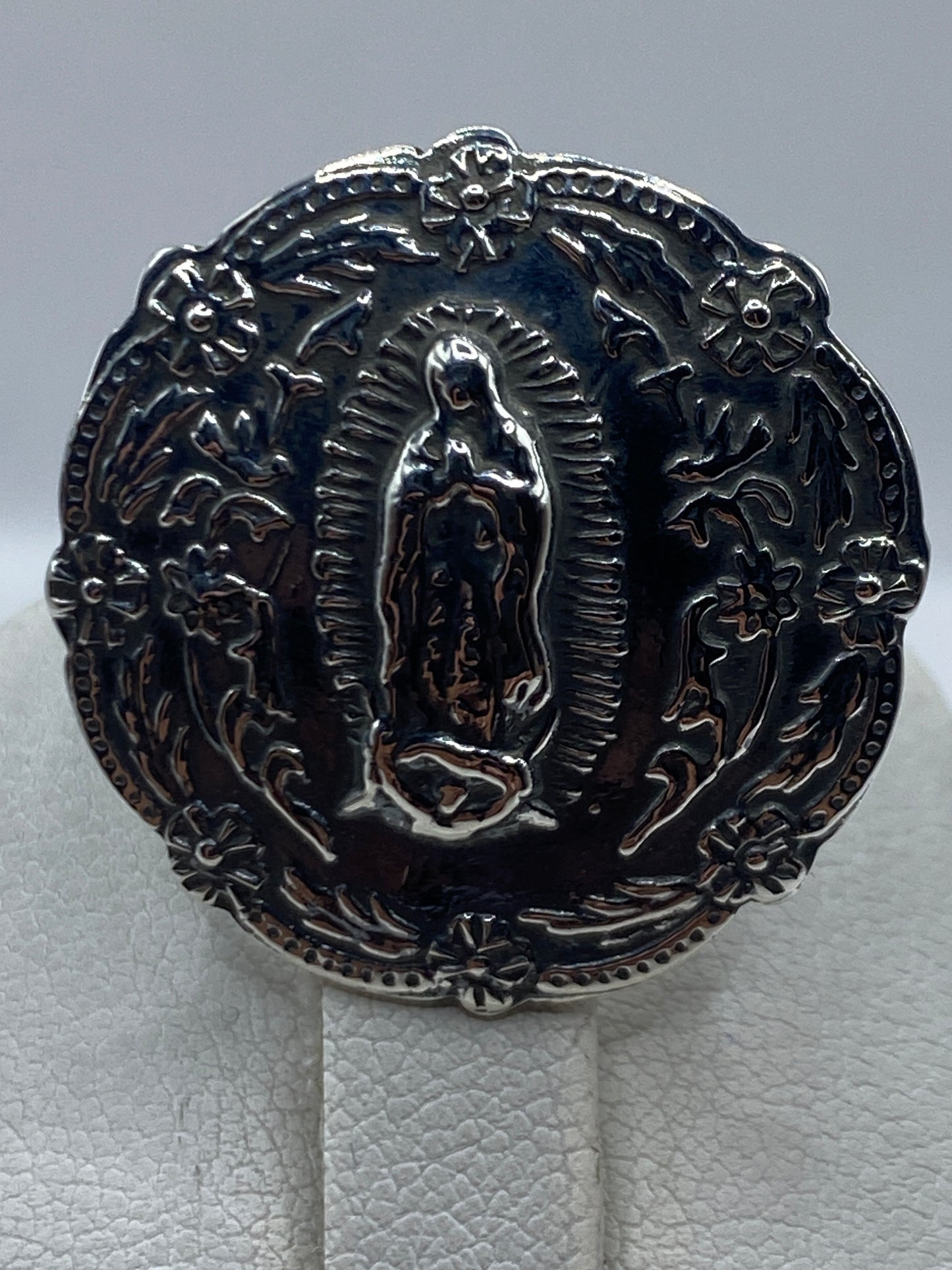 Detalle frontal de la Virgen de Guadalupe en fundición de plata