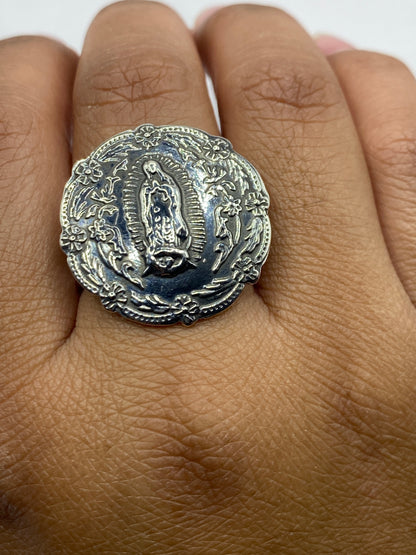 Anillo sobre fondo blanco mostrando el Quinto .925 en el interior