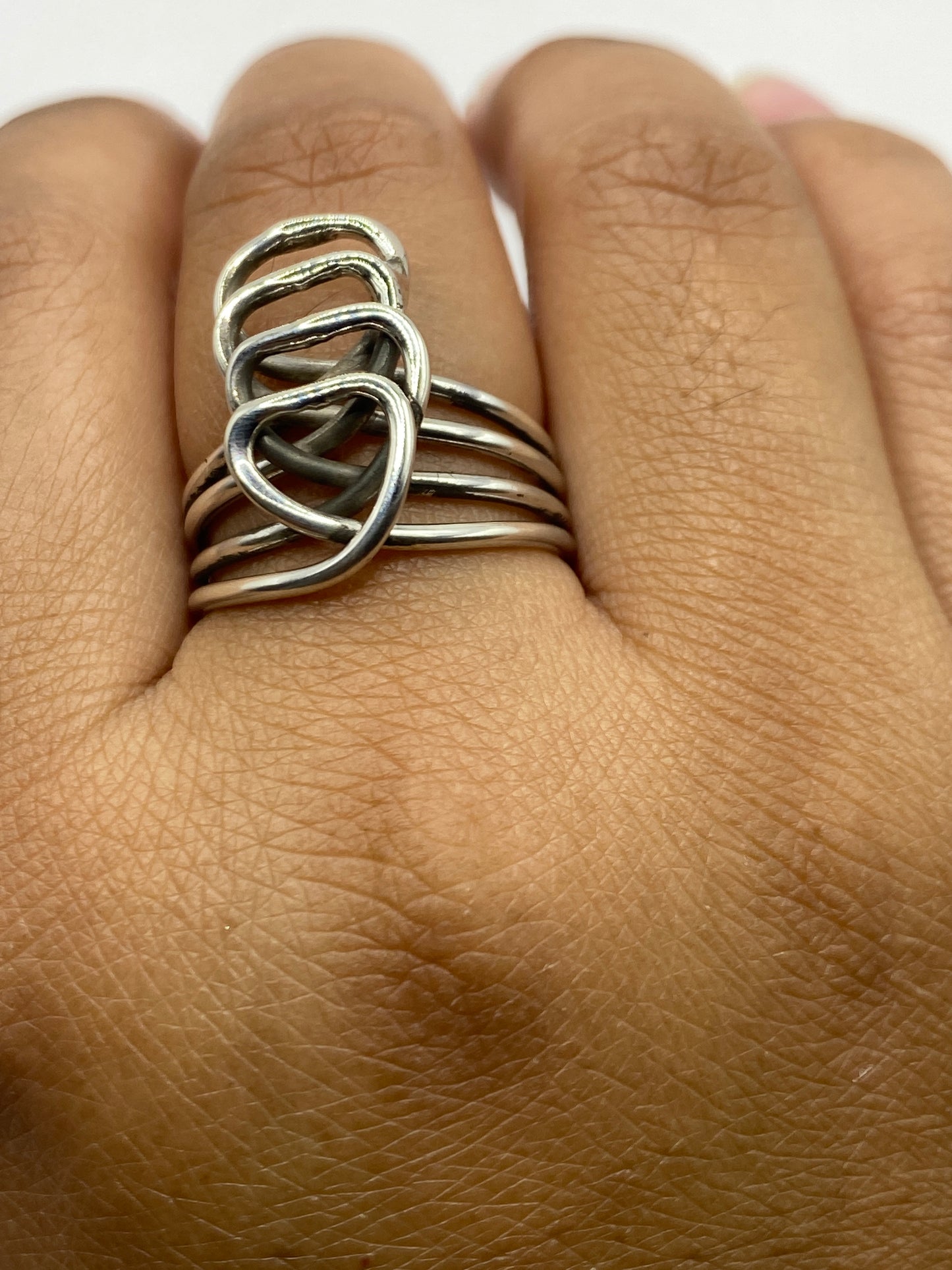 Anillo sobre fondo blanco exhibiendo el Quinto .925