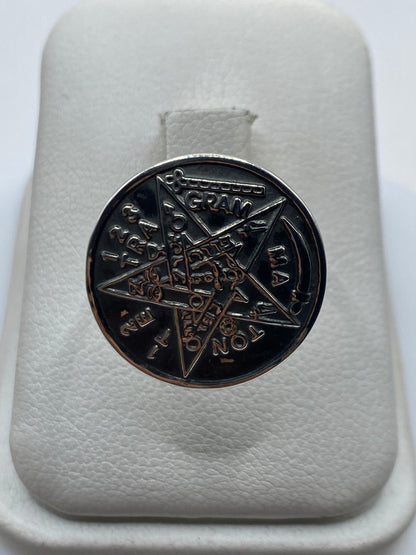 Anillo ajustable de plata .925 con diseño de estrella de cinco puntas en dedo masculino