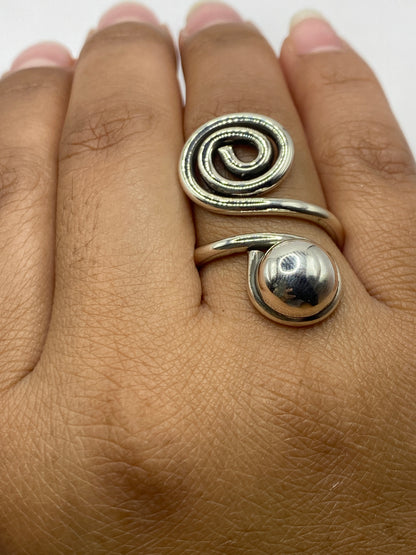 Anillo sobre fondo blanco mostrando el Quinto .925 y la flexibilidad ajustable