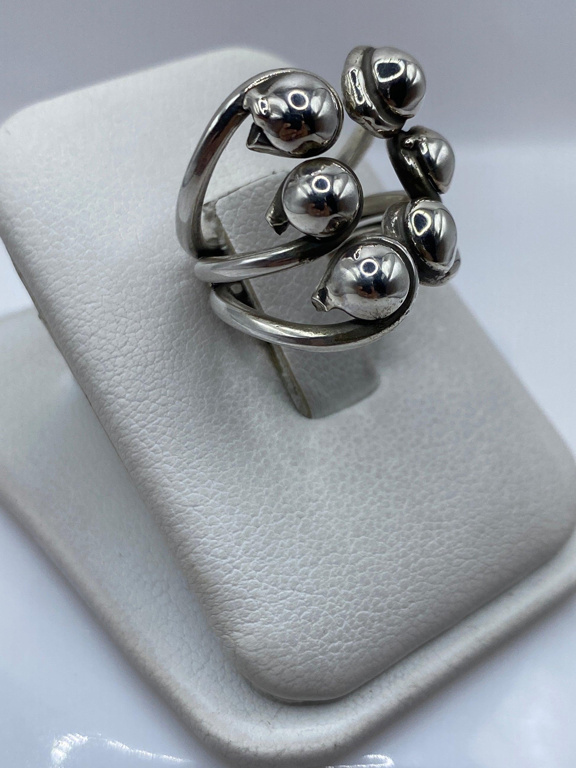Detalle lateral del anillo calado mostrando las esferas y el trabajo de precisión
